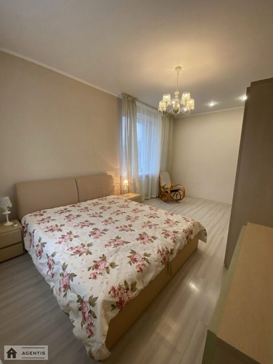 Apartment for rent 2 rooms, 65 m², 4th fl./5 floors. 27, Avtozavodska 27, Kyiv. 