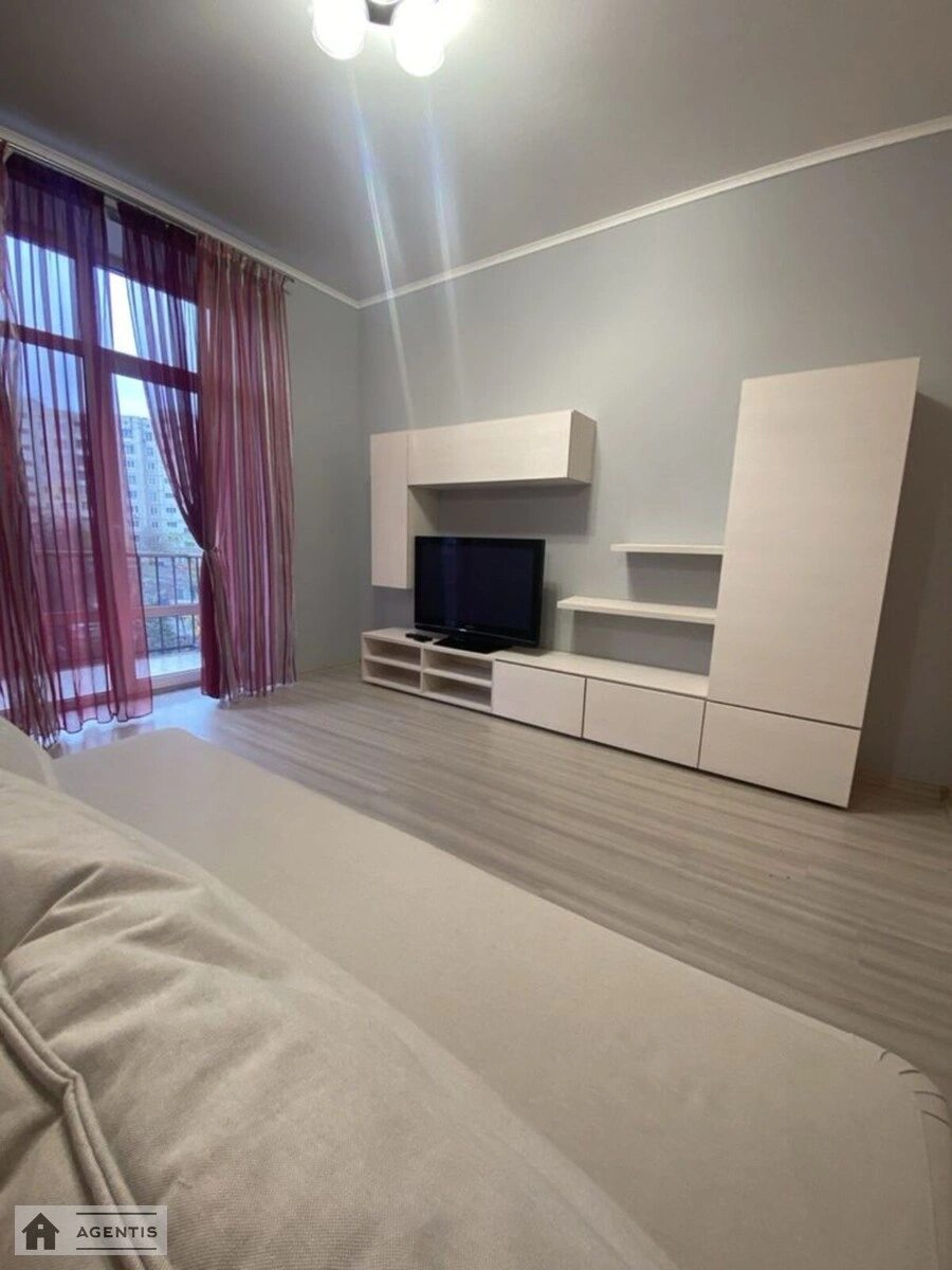 Сдам квартиру 2 комнаты, 65 m², 4 эт./5 этажей. 27, Автозаводская 27, Киев. 