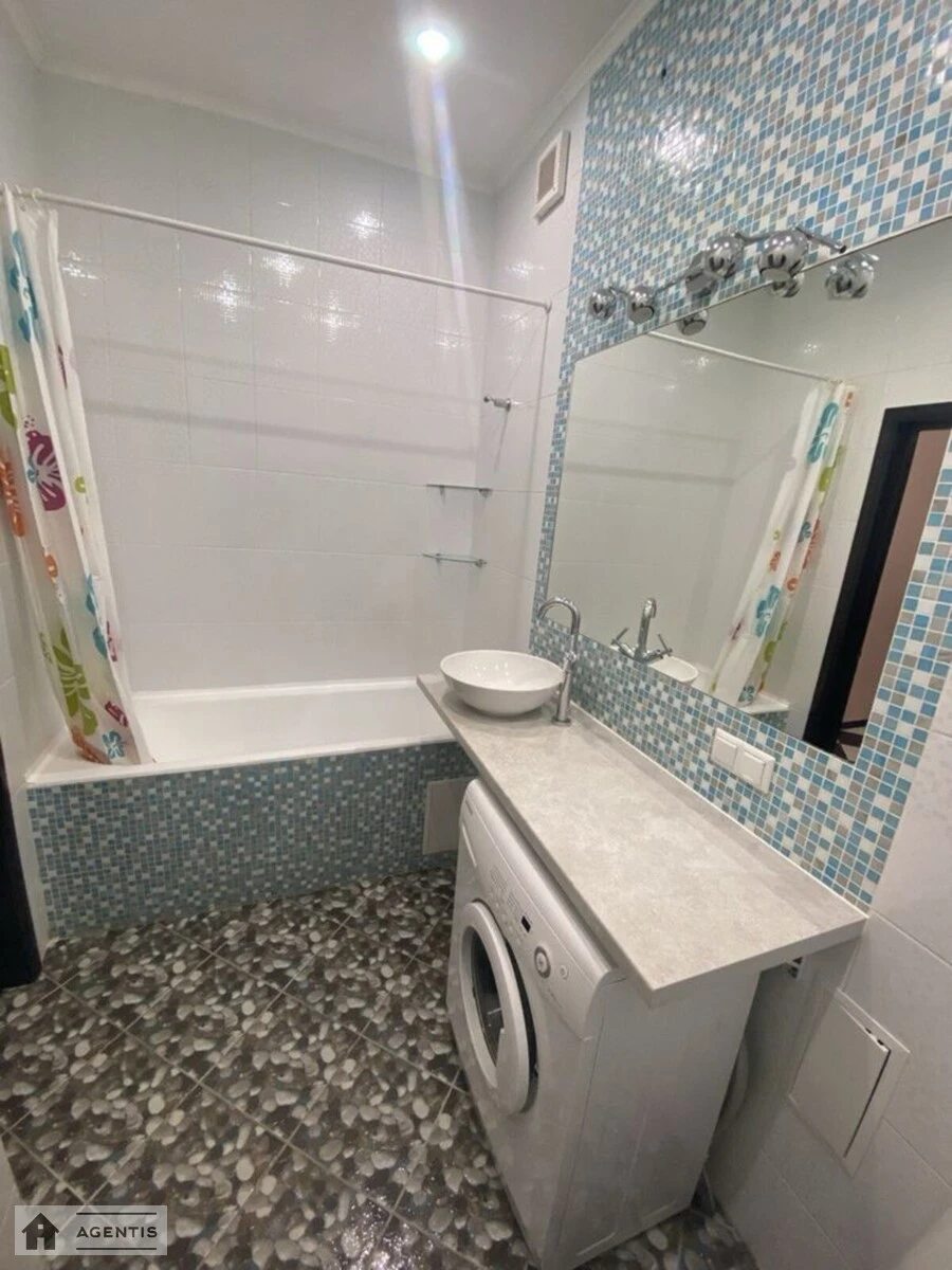 Сдам квартиру 2 комнаты, 65 m², 4 эт./5 этажей. 27, Автозаводская 27, Киев. 