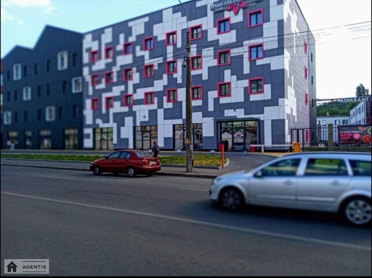 Сдам квартиру 2 комнаты, 35 m², 2 эт./4 этажа. 71, Константиновская 71, Киев. 