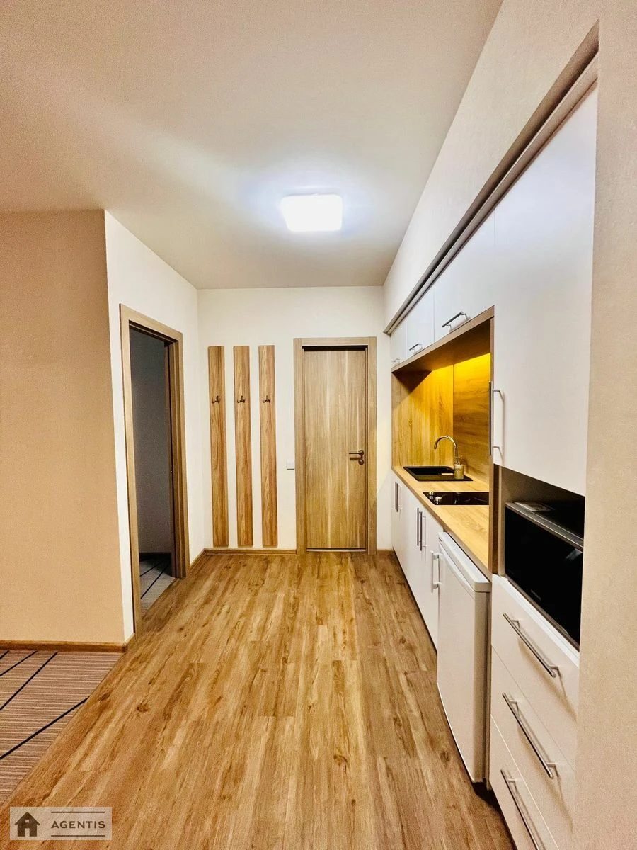 Сдам квартиру 2 комнаты, 35 m², 2 эт./4 этажа. 71, Константиновская 71, Киев. 