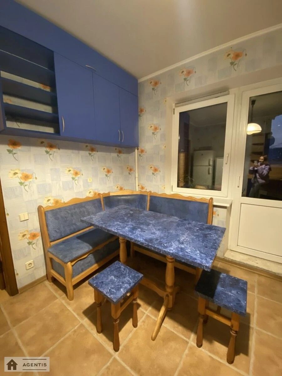 Сдам квартиру 3 комнаты, 88 m², 12 эт./16 этажей. 7, Радунская 7, Киев. 