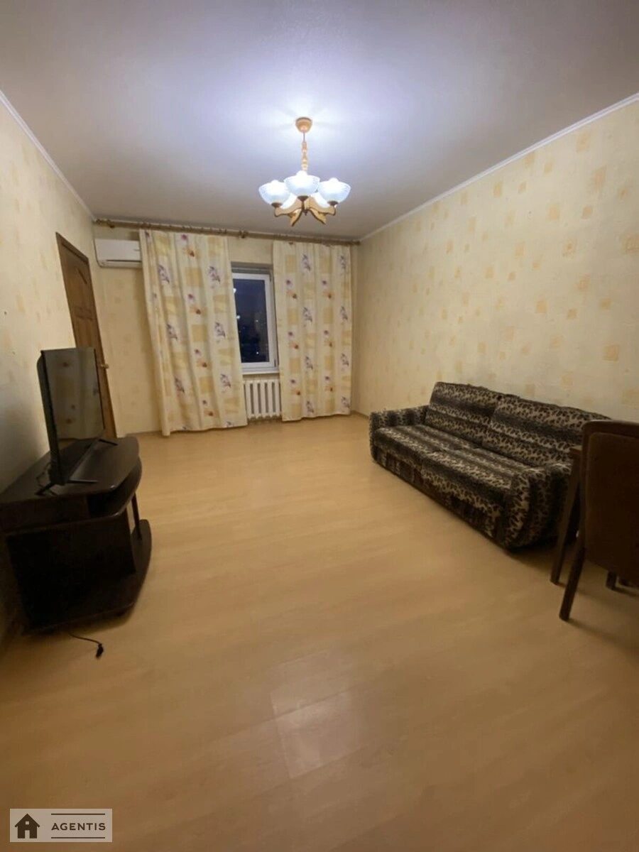 Сдам квартиру 3 комнаты, 88 m², 12 эт./16 этажей. 7, Радунская 7, Киев. 