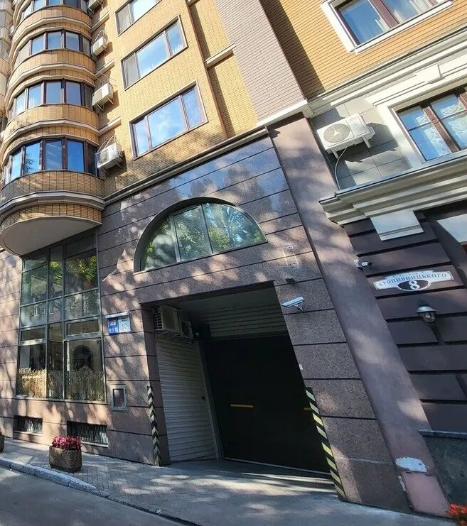 Apartment for rent 4 rooms, 260 m², 4th fl./12 floors. Shevchenkivskyy rayon, Kyiv. 