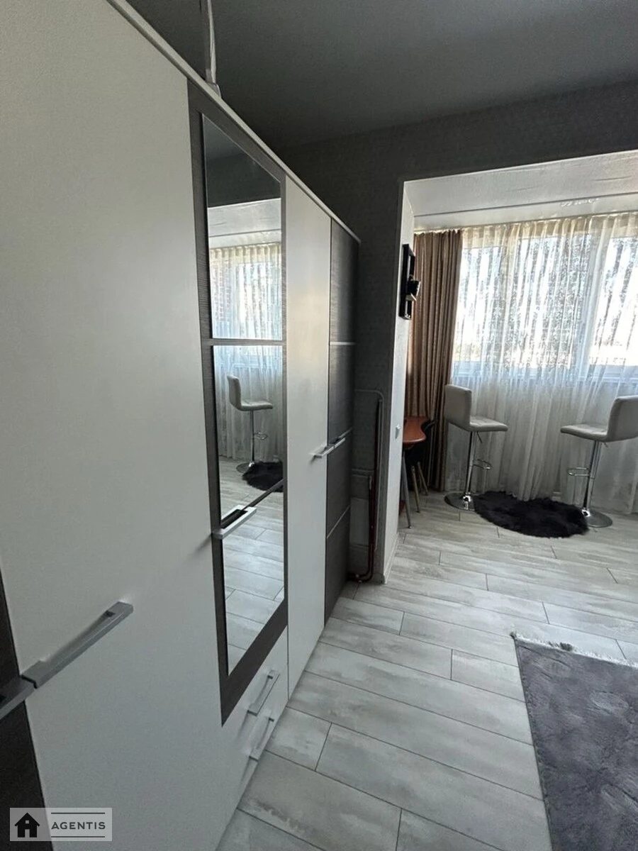 Apartment for rent 1 room, 45 m², 4th fl./5 floors. 38, Garmatna 38, Kyiv. 