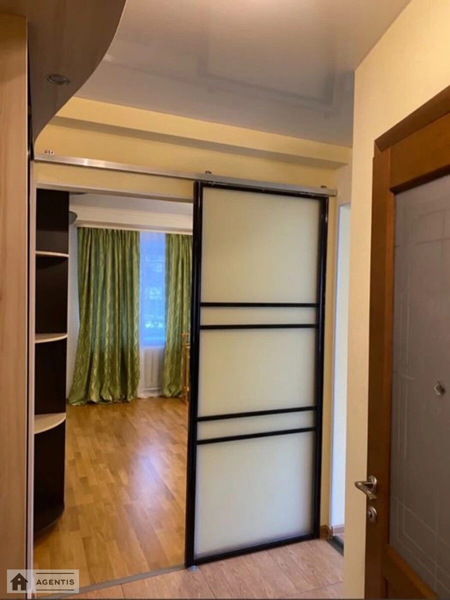 Здам квартиру 1 кімната, 33 m², 2 пов./9 поверхів. 4, Лаврська вул., Київ. 