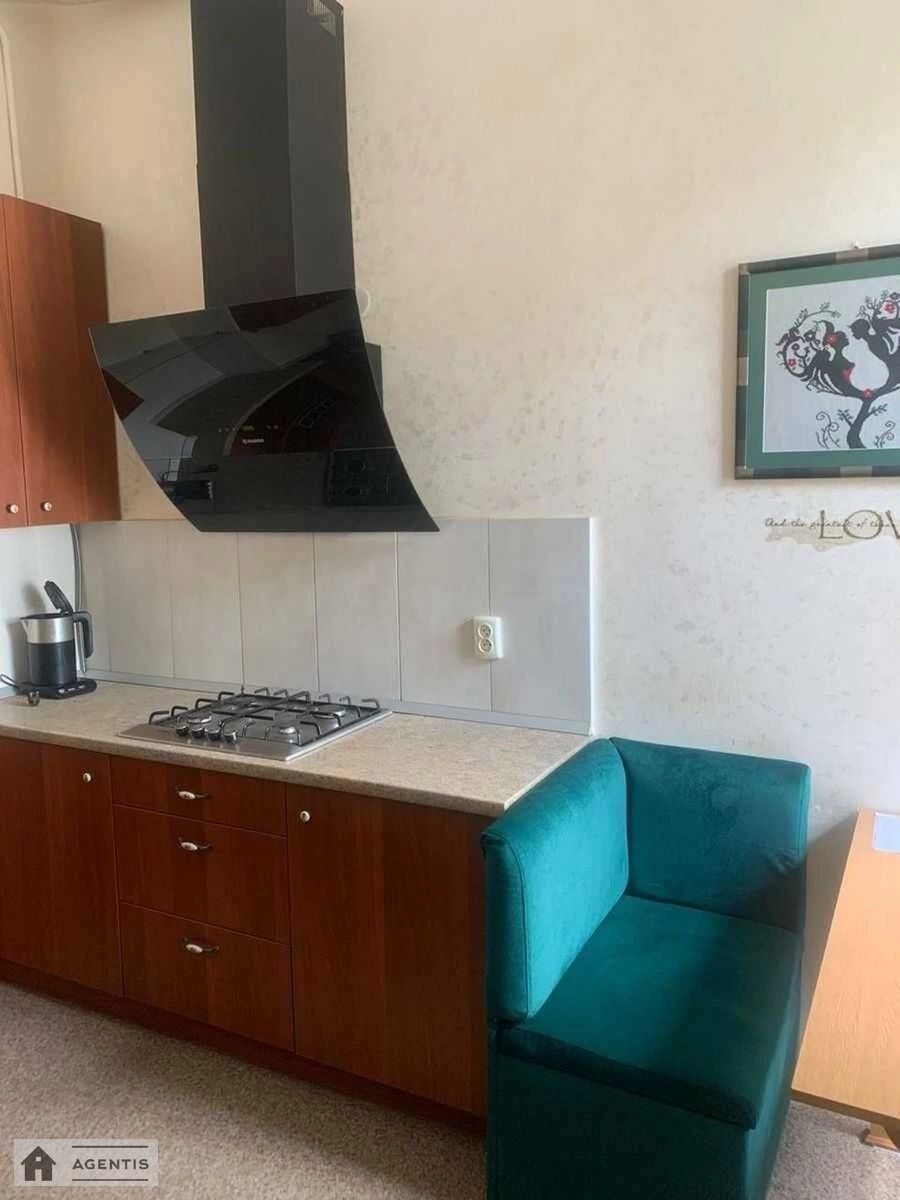 Сдам квартиру 1 комната, 45 m², 1 эт./3 этажа. Євгена Маланюка вул. (Степана Сагайдака), Киев. 