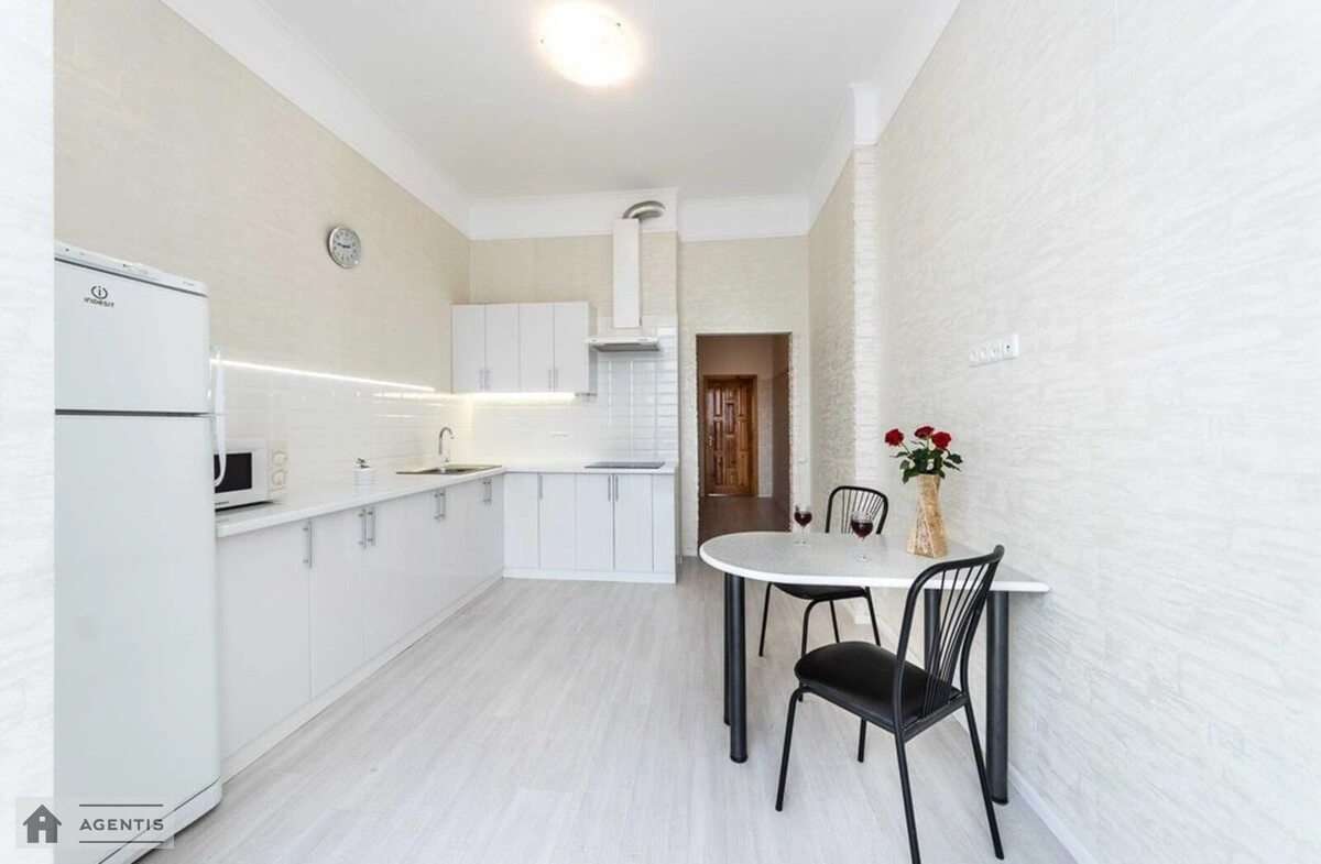 Сдам квартиру 2 комнаты, 70 m², 25 эт./26 этажей. 20, Соломянська вул., Киев. 