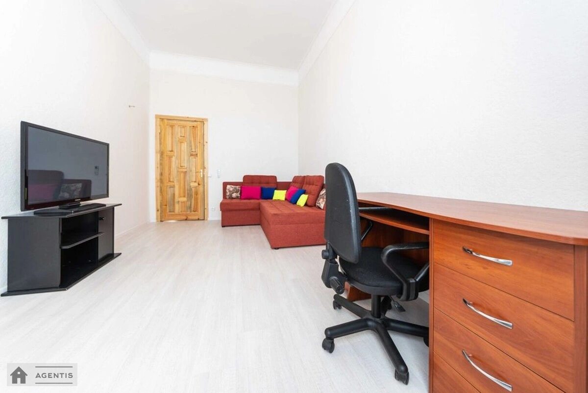 Сдам квартиру 2 комнаты, 70 m², 25 эт./26 этажей. 20, Соломянська вул., Киев. 