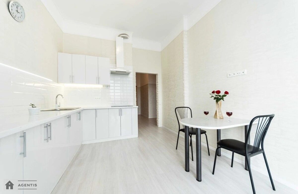 Сдам квартиру 2 комнаты, 70 m², 25 эт./26 этажей. 20, Соломянська вул., Киев. 