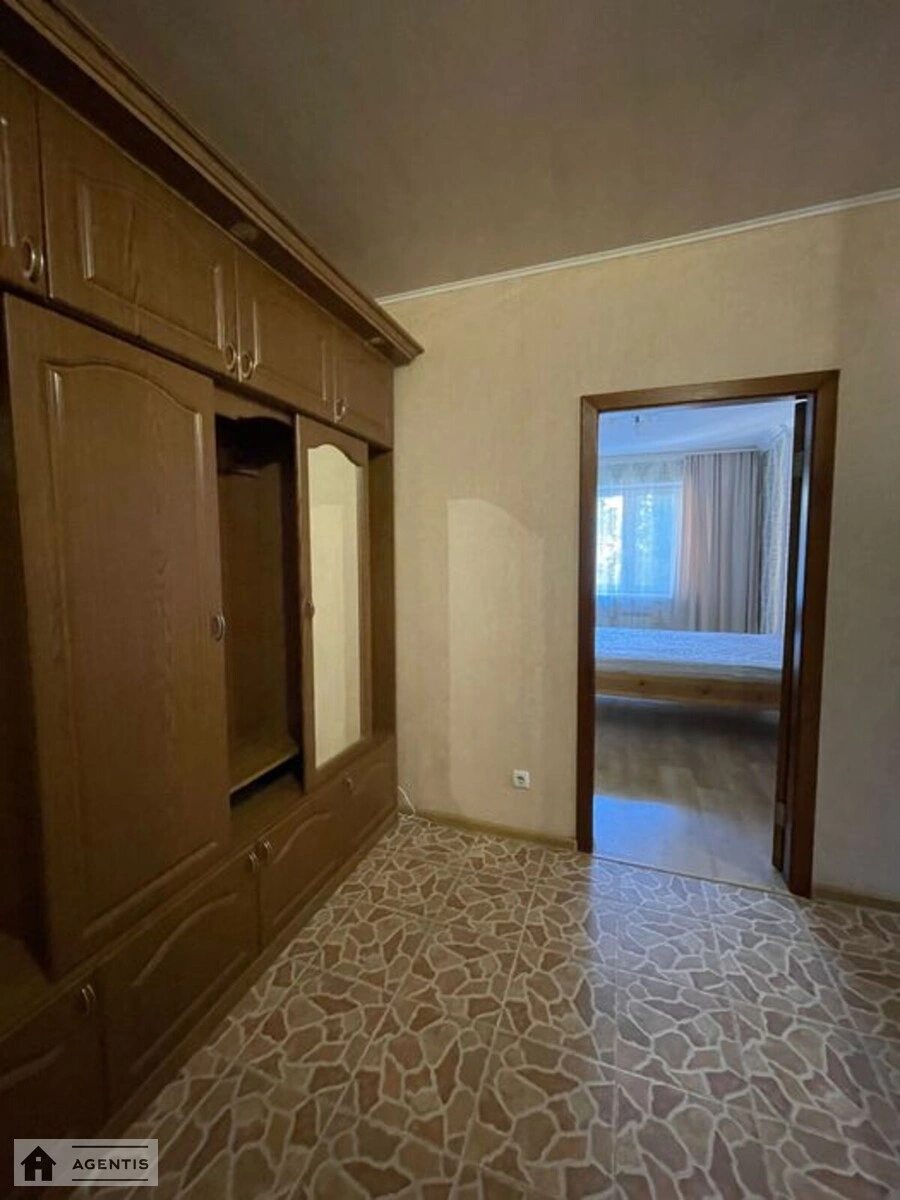 Сдам квартиру 2 комнаты, 61 m², 2 эт./22 этажа. Віктора Забіли вул. (Цулукідзе), Киев. 