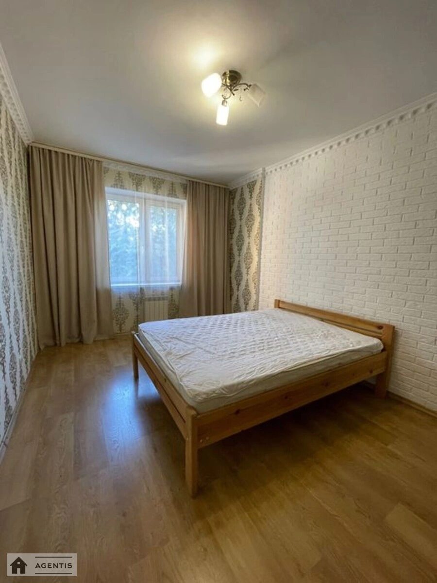 Сдам квартиру 2 комнаты, 61 m², 2 эт./22 этажа. Віктора Забіли вул. (Цулукідзе), Киев. 