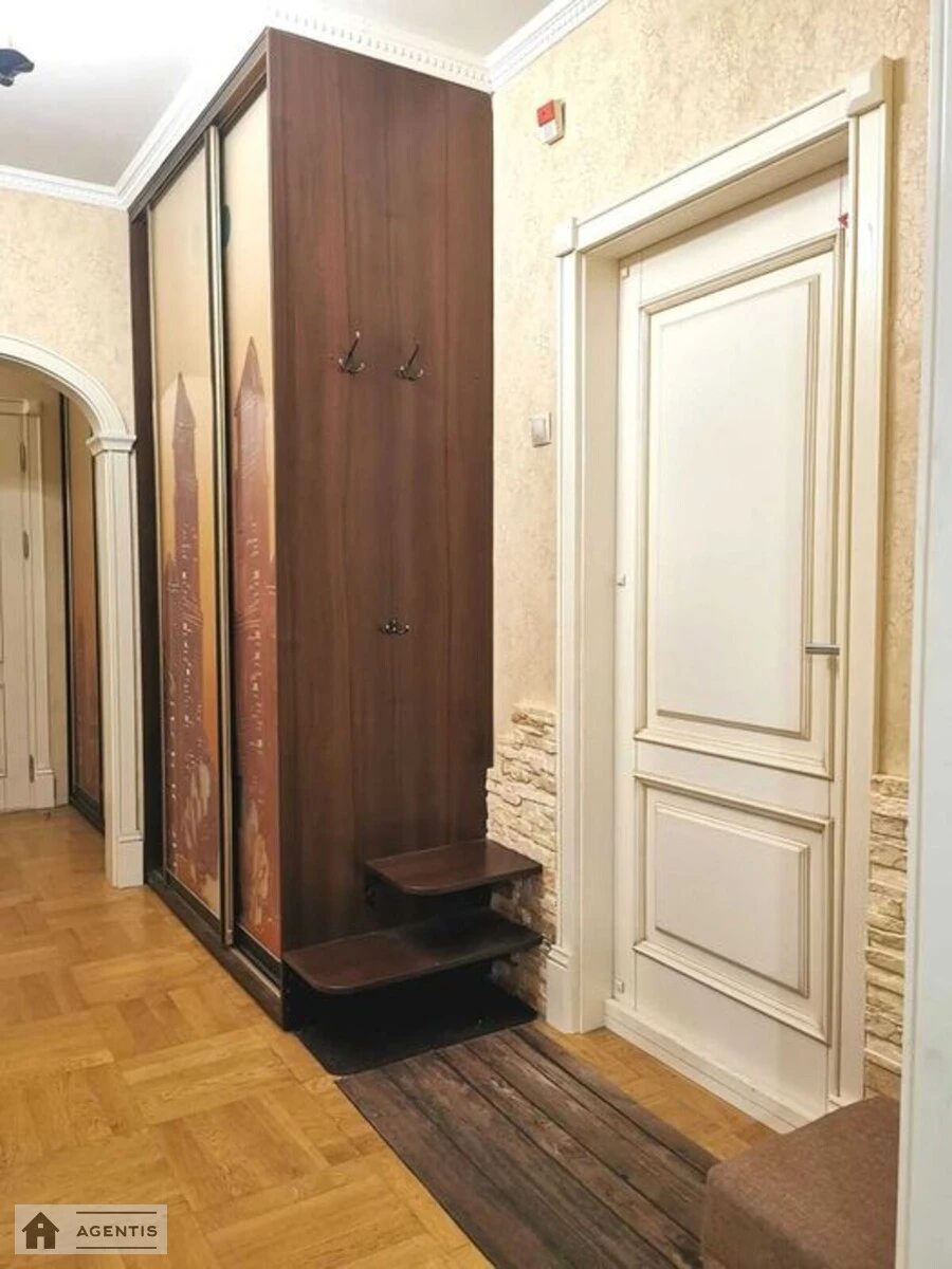 Сдам квартиру 2 комнаты, 67 m², 11 эт./14 этажей. 7, Вишняковская 7, Киев. 