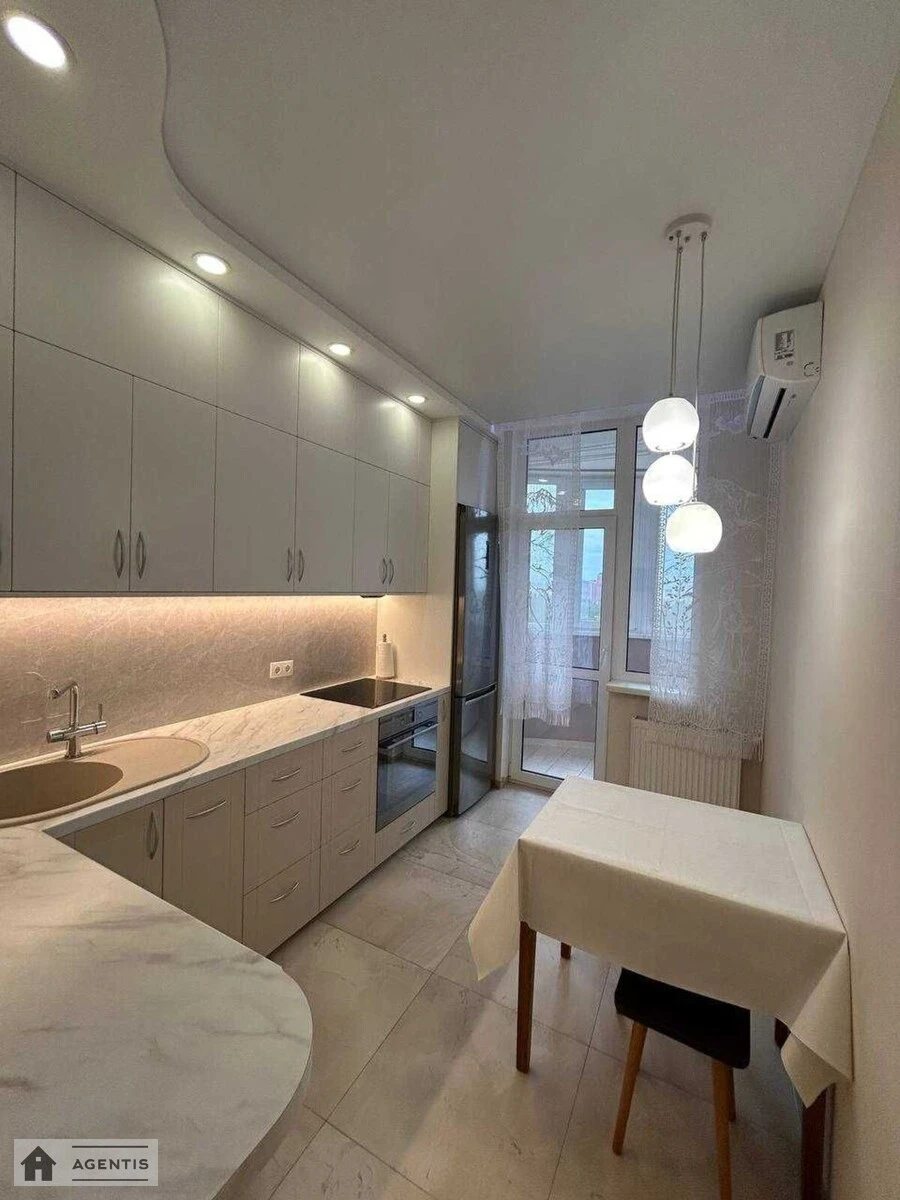 Сдам квартиру 1 комната, 36 m², 13 эт./27 этажей. 3, Светлая 3, Киев. 