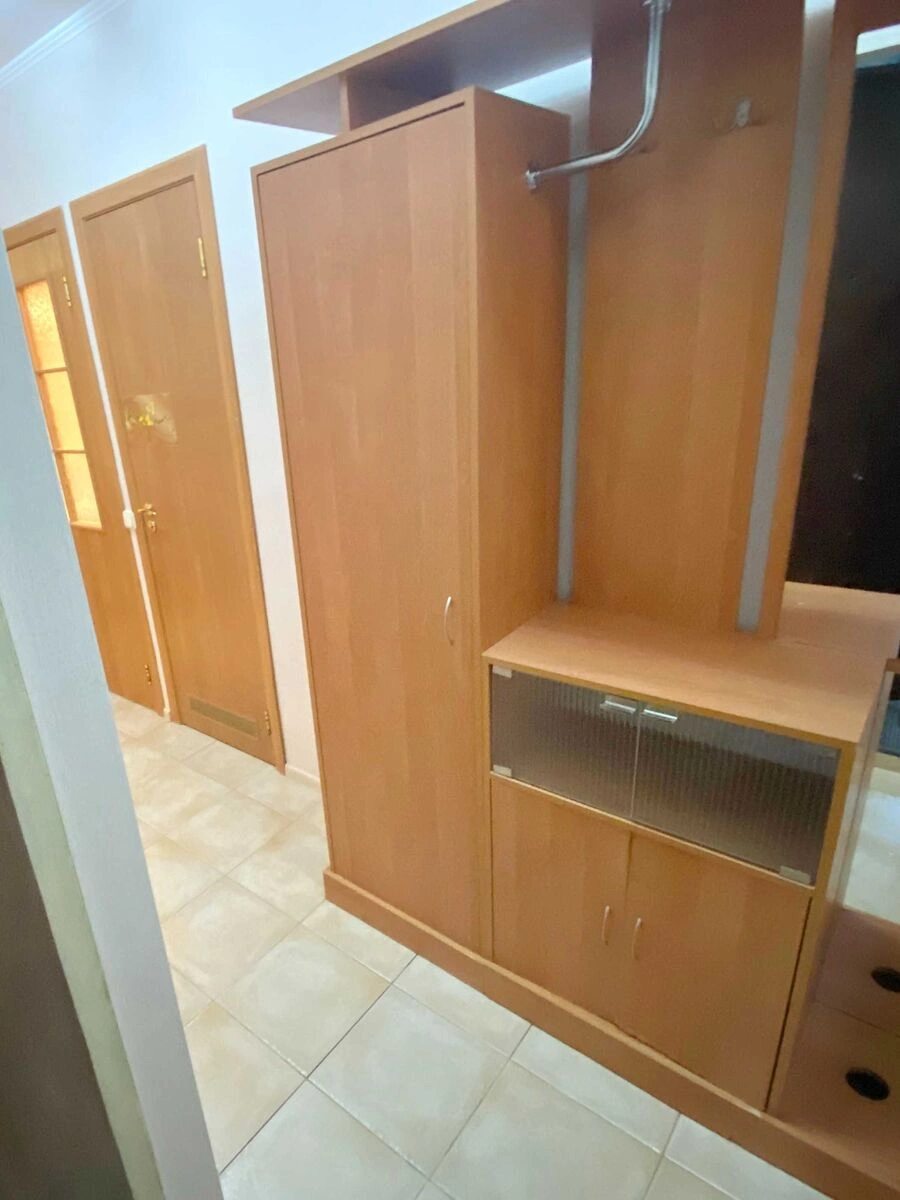 Apartments for sale 1 room, 32 m², 1st fl./5 floors. 3, Akademika Strazhesko vul., Kyiv. 