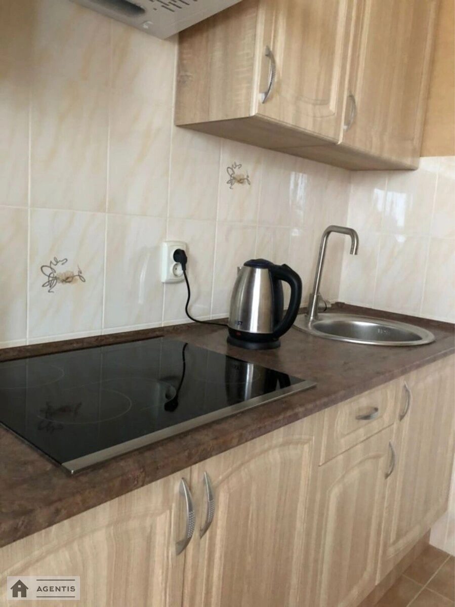 Здам квартиру 1 кімната, 45 m², 9 пов./25 поверхів. 15, Соломії Крушельницької вул., Київ. 