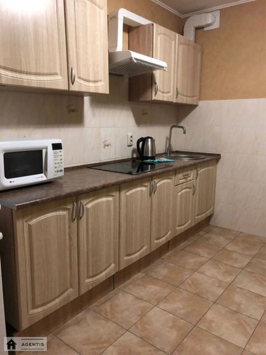 Здам квартиру 1 кімната, 45 m², 9 пов./25 поверхів. 15, Соломії Крушельницької вул., Київ. 