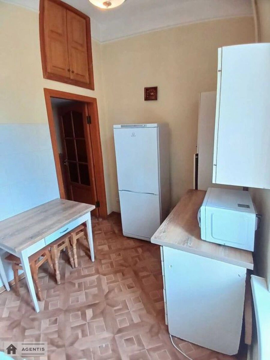 Сдам квартиру 2 комнаты, 64 m², 3 эт./5 этажей. 55, Петра Дорошенка вул. (Ленінська), Киев. 