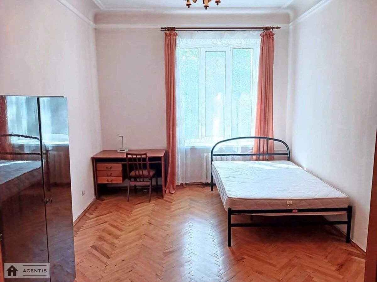 Сдам квартиру 2 комнаты, 64 m², 3 эт./5 этажей. 55, Петра Дорошенка вул. (Ленінська), Киев. 