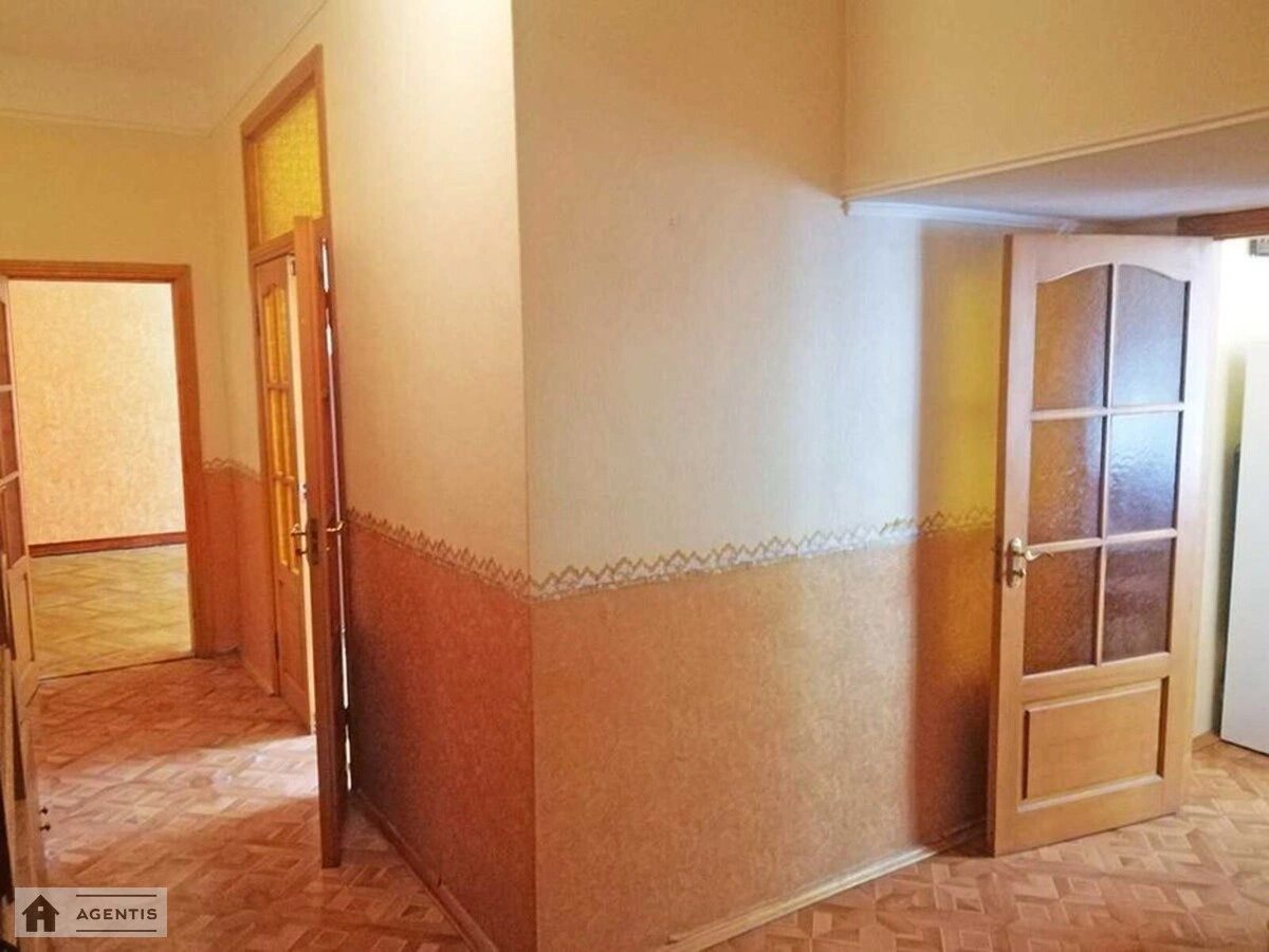 Сдам квартиру 2 комнаты, 64 m², 3 эт./5 этажей. 55, Петра Дорошенка вул. (Ленінська), Киев. 