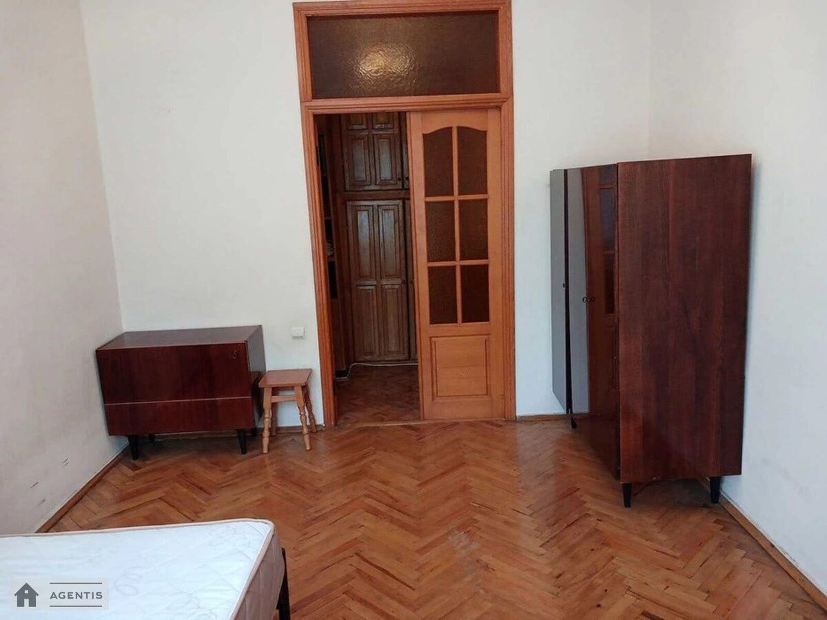 Сдам квартиру 2 комнаты, 64 m², 3 эт./5 этажей. 55, Петра Дорошенка вул. (Ленінська), Киев. 