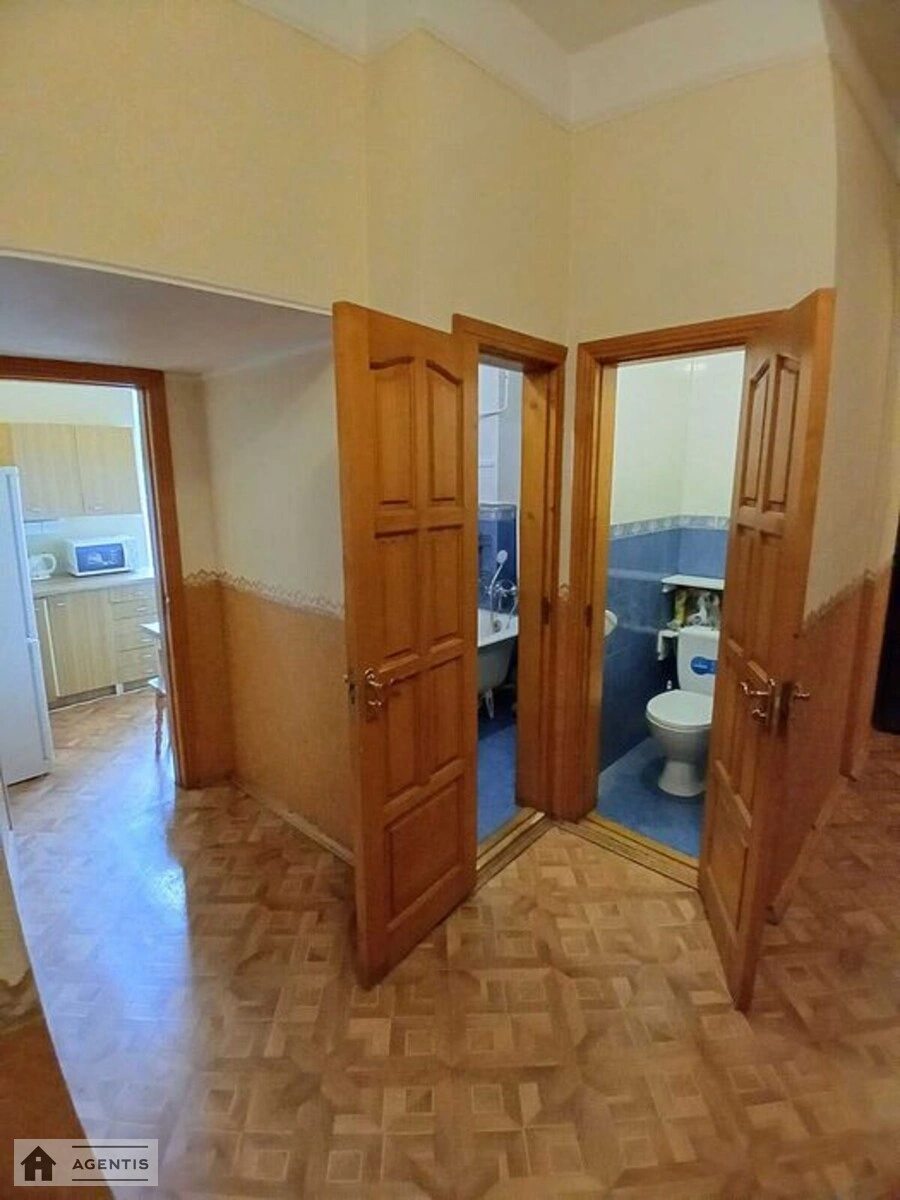 Сдам квартиру 2 комнаты, 64 m², 3 эт./5 этажей. 55, Петра Дорошенка вул. (Ленінська), Киев. 