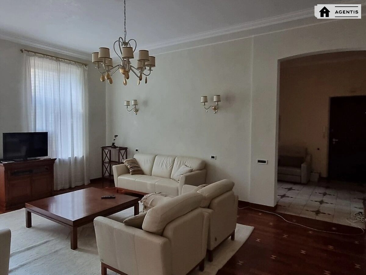 Apartment for rent 3 rooms, 110 m², 3rd fl./5 floors. 2, Andriyivskiy 2, Kyiv. 