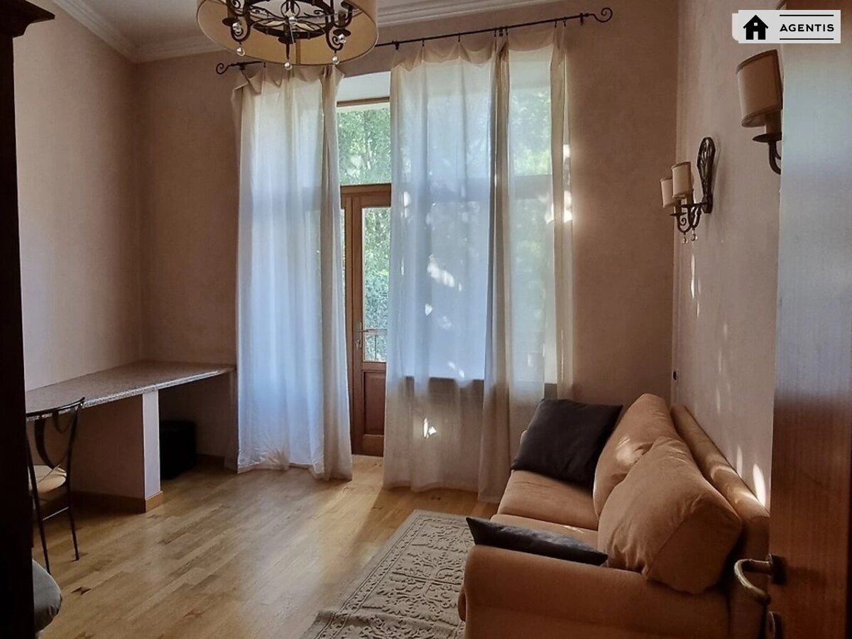 Apartment for rent 3 rooms, 110 m², 3rd fl./5 floors. 2, Andriyivskiy 2, Kyiv. 