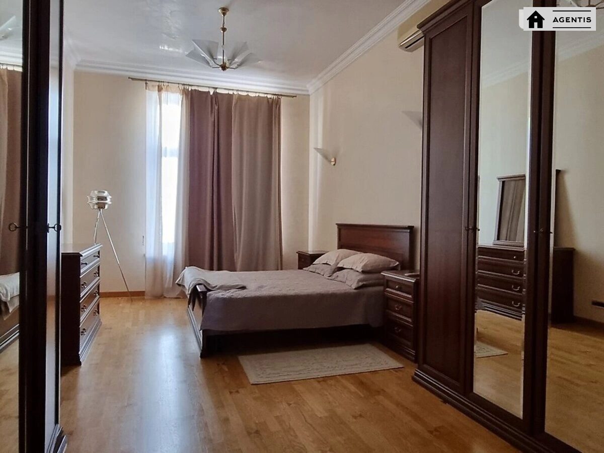 Apartment for rent 3 rooms, 110 m², 3rd fl./5 floors. 2, Andriyivskiy 2, Kyiv. 