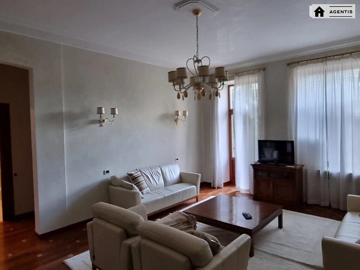 Apartment for rent 3 rooms, 110 m², 3rd fl./5 floors. 2, Andriyivskiy 2, Kyiv. 