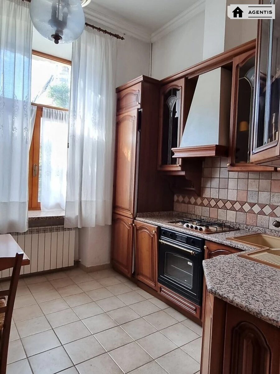 Apartment for rent 3 rooms, 110 m², 3rd fl./5 floors. 2, Andriyivskiy 2, Kyiv. 