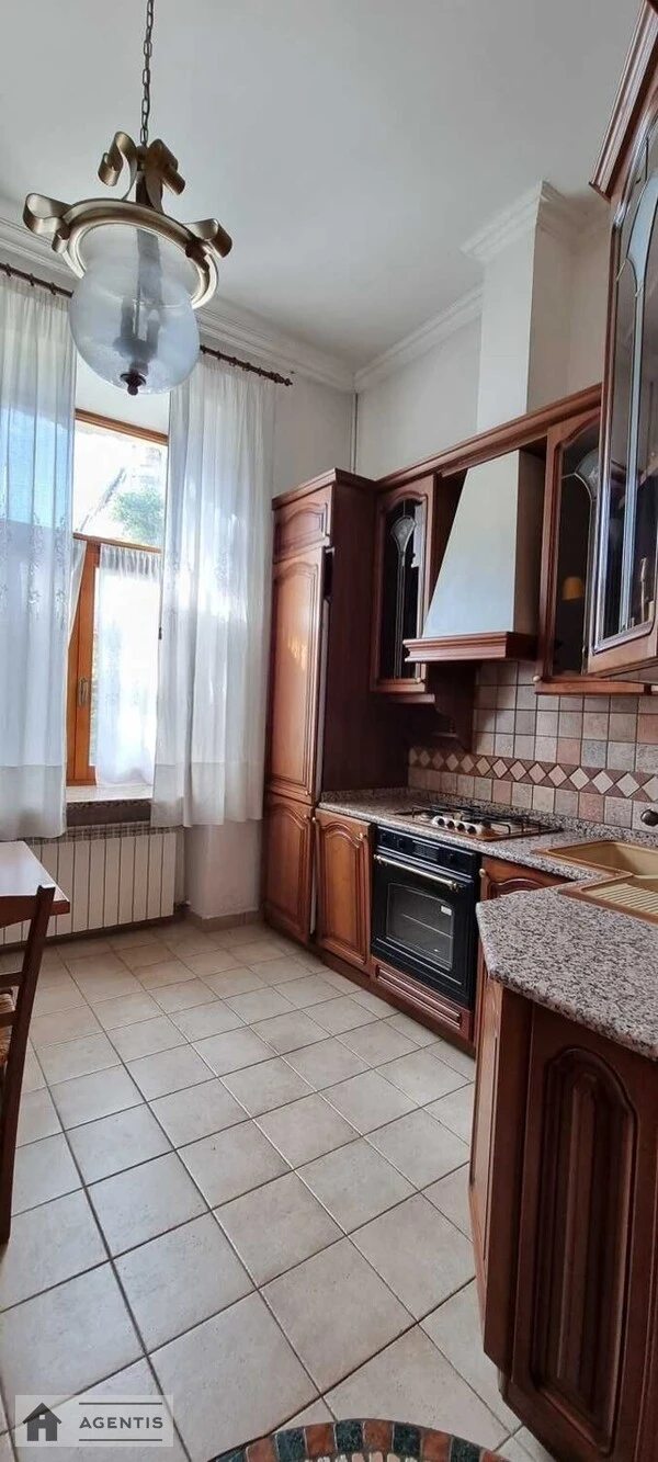 Apartment for rent 3 rooms, 110 m², 3rd fl./5 floors. 2, Andriyivskiy 2, Kyiv. 