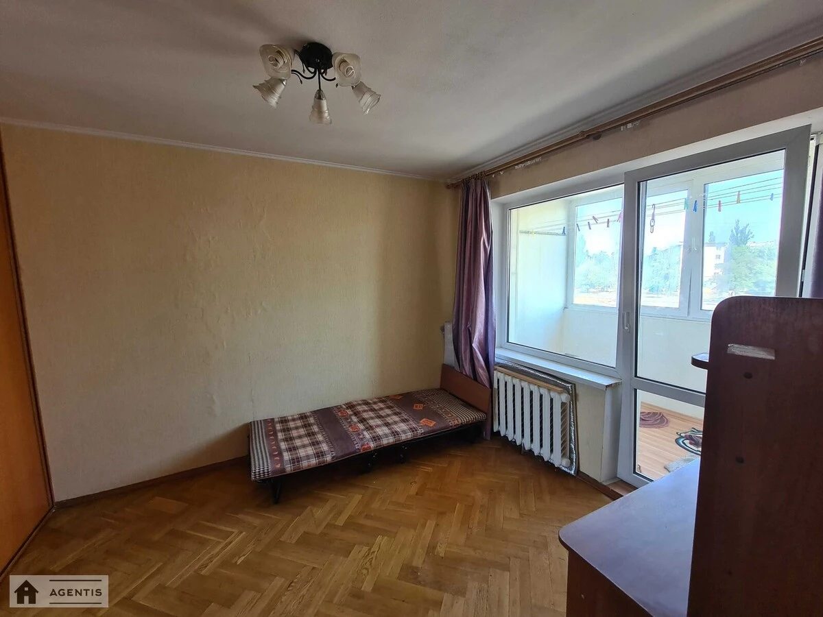 Сдам квартиру 2 комнаты, 58 m², 3 эт./9 этажей. 3, Миропольская 3, Киев. 