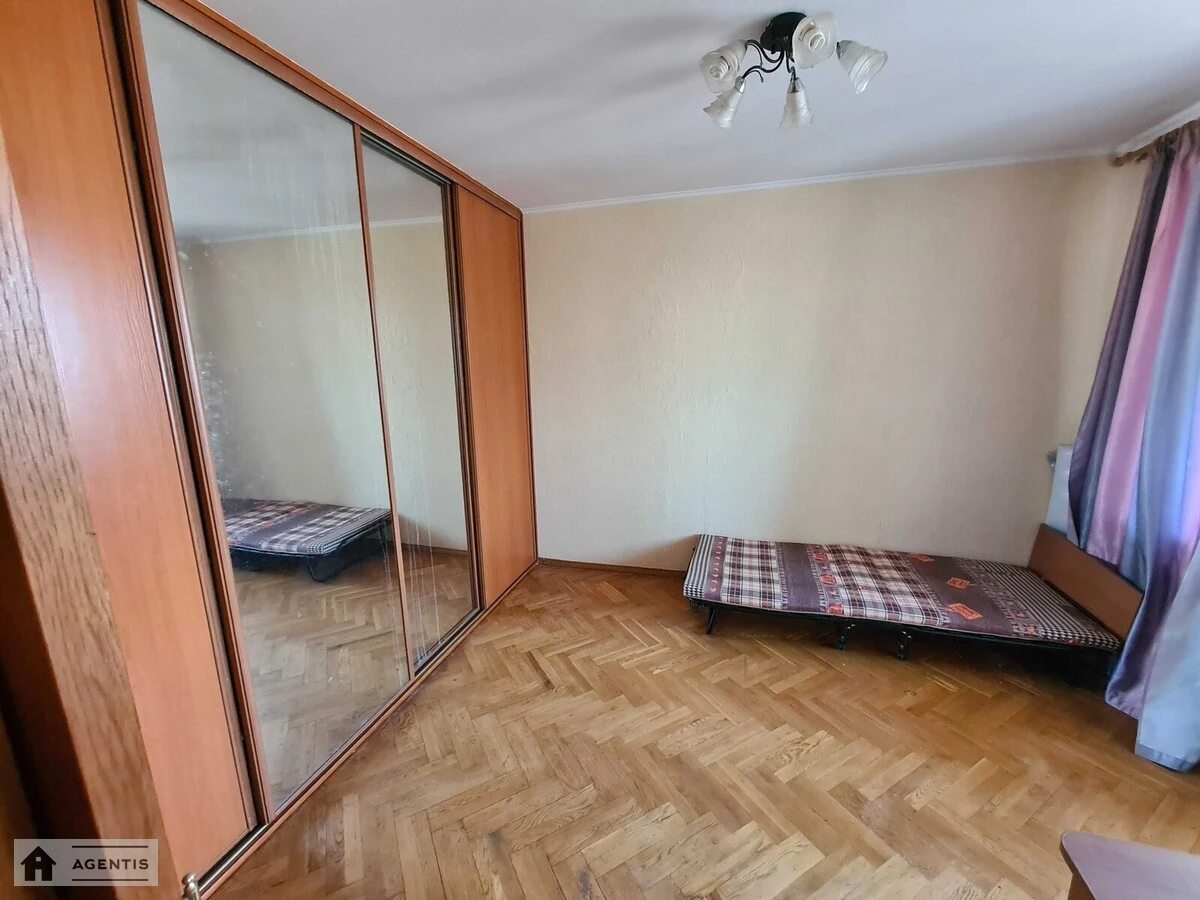 Сдам квартиру 2 комнаты, 58 m², 3 эт./9 этажей. 3, Миропольская 3, Киев. 