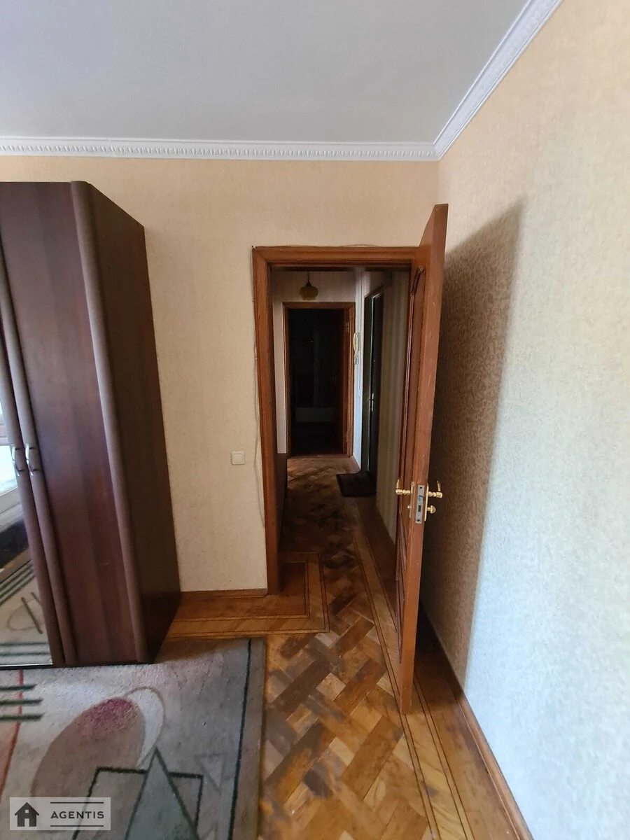 Сдам квартиру 2 комнаты, 58 m², 3 эт./9 этажей. 3, Миропольская 3, Киев. 