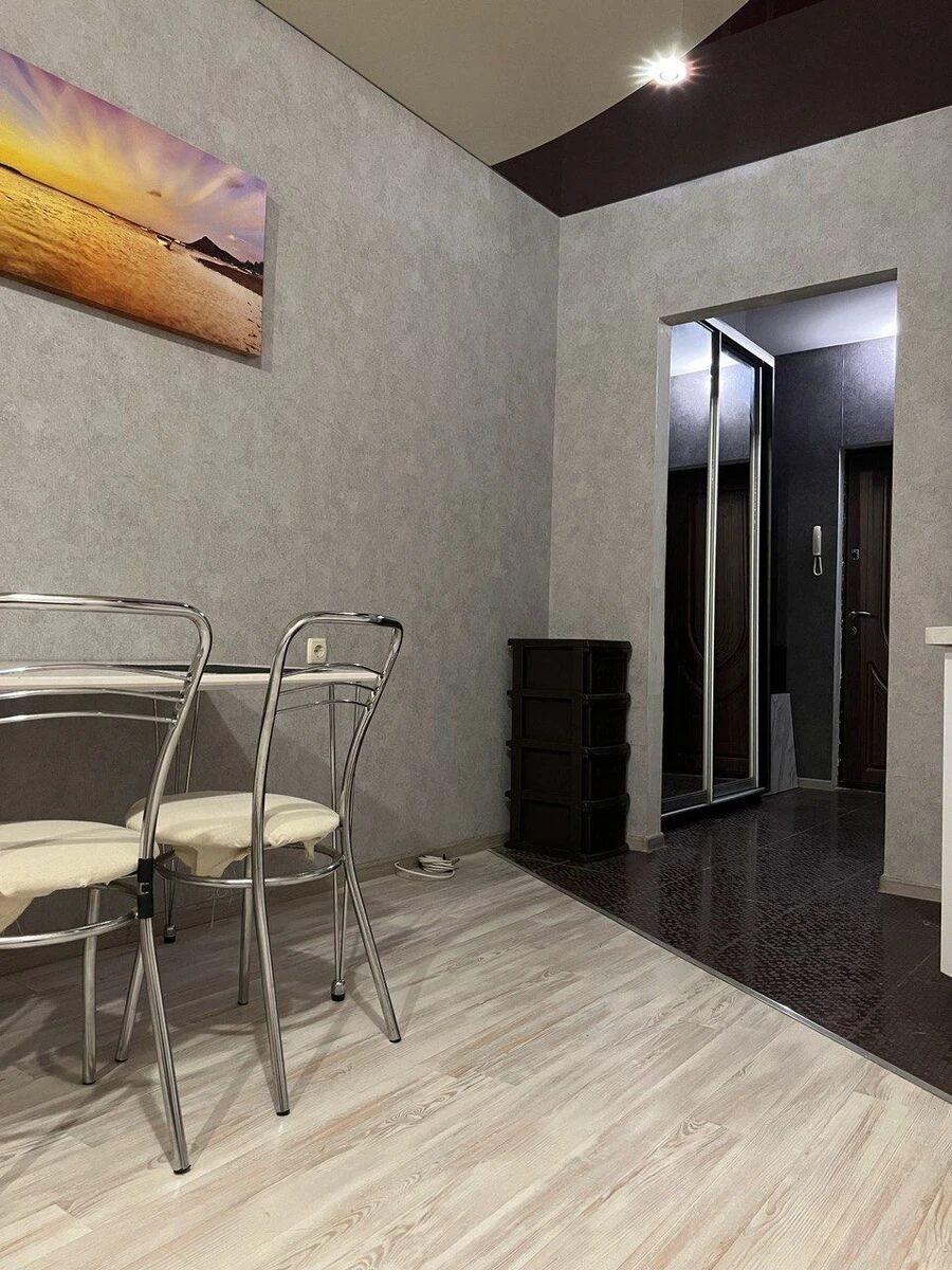 Сдам квартиру 1 комната, 30 m², 5 эт./17 этажей. 15, Харьковское 15, Киев. 