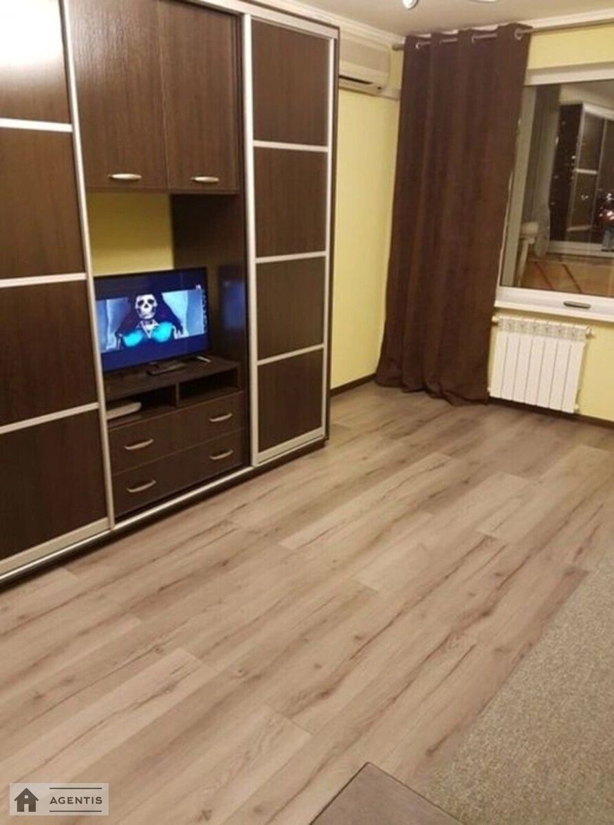 Сдам квартиру 1 комната, 60 m², 5 эт./10 этажей. 18, Драгоманова 18, Киев. 