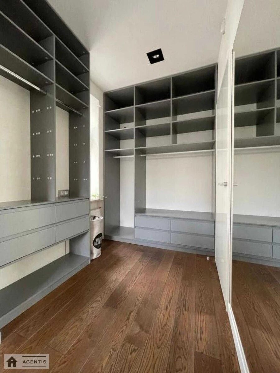 Сдам квартиру 2 комнаты, 56 m², 2 эт./4 этажа. 12, Олеся Гончара вул., Киев. 