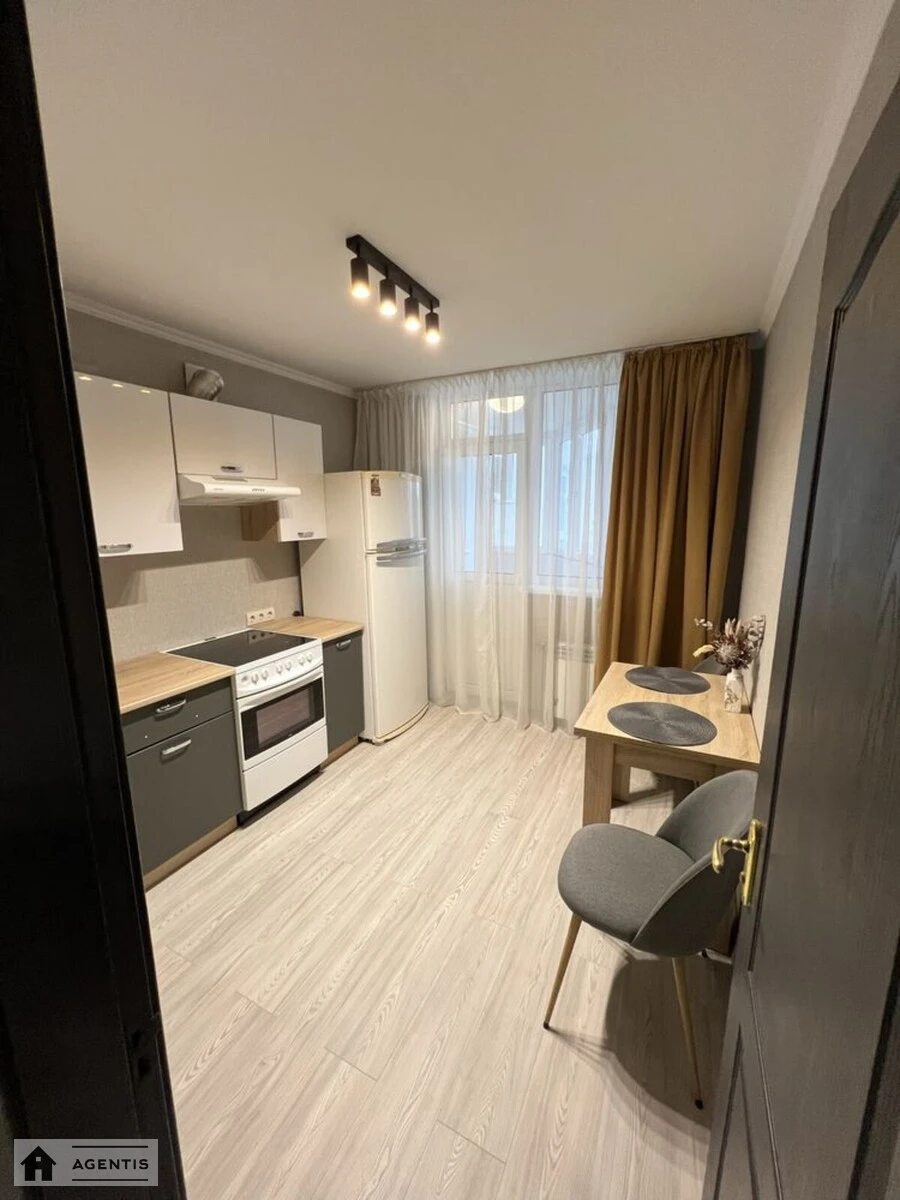 Сдам квартиру 1 комната, 42 m², 18 эт./25 этажей. 23, Урловская 23, Киев. 