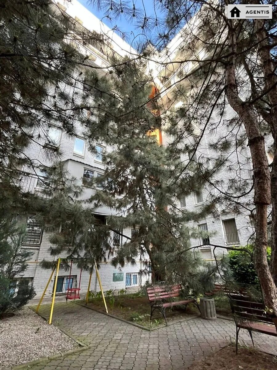 Сдам квартиру 3 комнаты, 82 m², 5 эт./6 этажей. 10, Еленовская 10, Киев. 