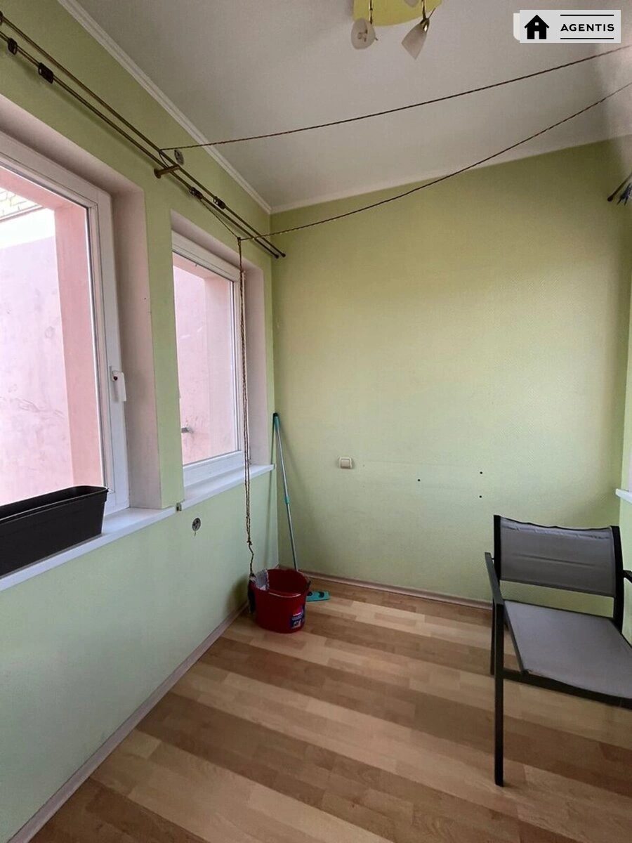 Сдам квартиру 3 комнаты, 82 m², 5 эт./6 этажей. 10, Еленовская 10, Киев. 