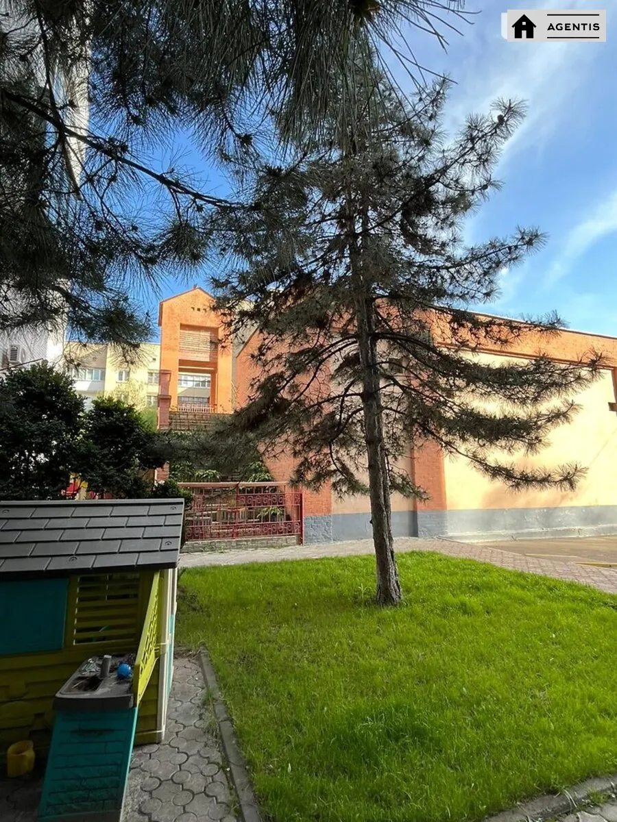 Сдам квартиру 3 комнаты, 82 m², 5 эт./6 этажей. 10, Еленовская 10, Киев. 