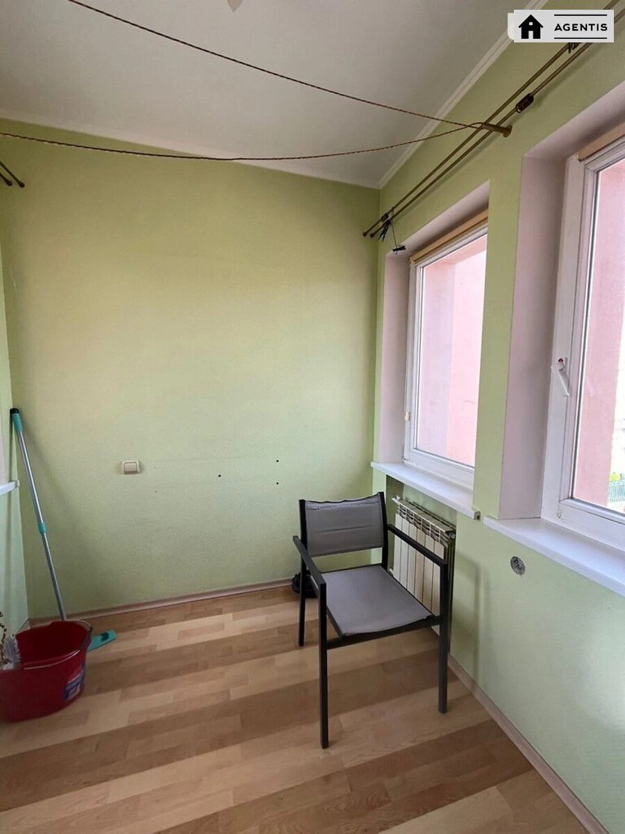 Здам квартиру 3 кімнати, 82 m², 5 пов./6 поверхів. 10, Оленівська 10, Київ. 