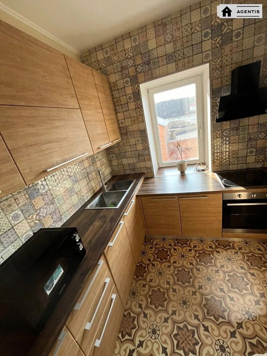 Здам квартиру 3 кімнати, 82 m², 5 пов./6 поверхів. 10, Оленівська 10, Київ. 