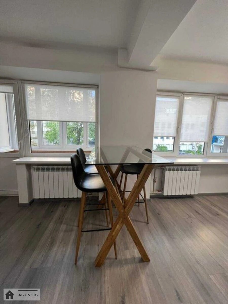 Сдам квартиру 2 комнаты, 45 m², 2 эт./5 этажей. 12, Кловский 12, Киев. 