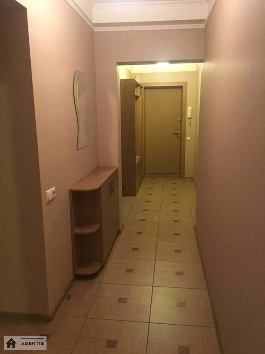 Здам квартиру 3 кімнати, 72 m², 4 пов./9 поверхів. 17, Івана Миколайчука вул. (Серафимовича), Київ. 