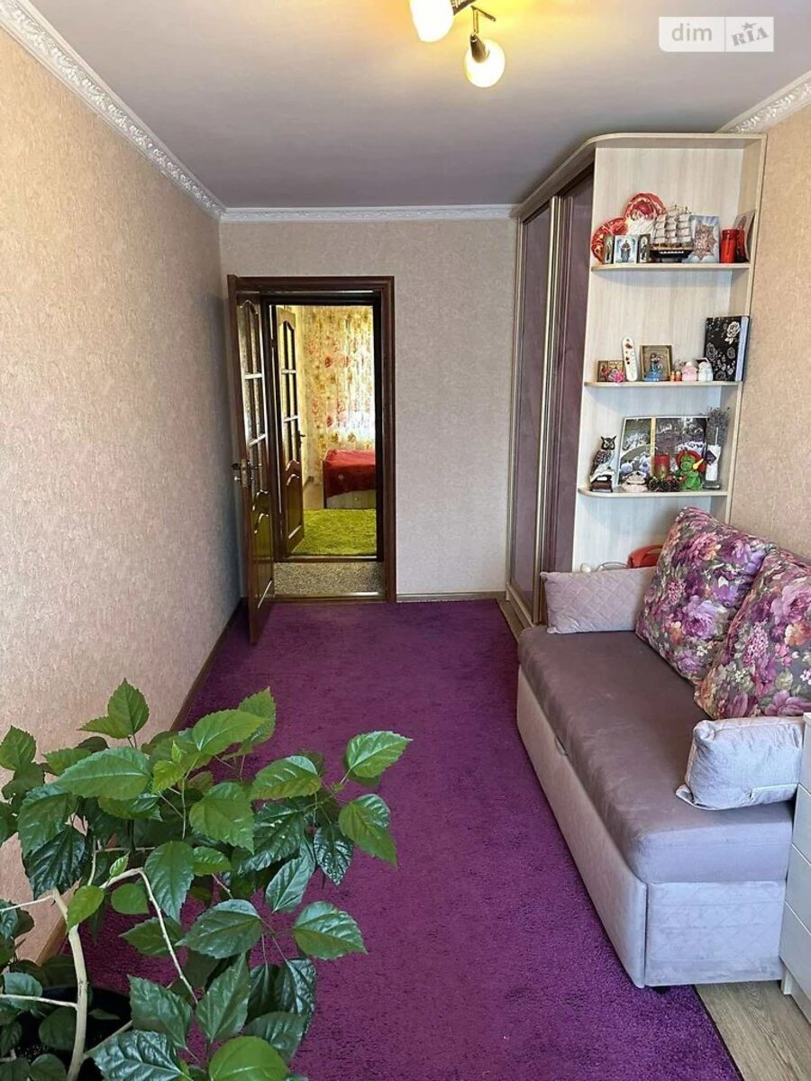 Apartments for sale 3 rooms, 57 m², 5th fl./5 floors. Фортечний (кіровський), Kropyvnytskyy. 