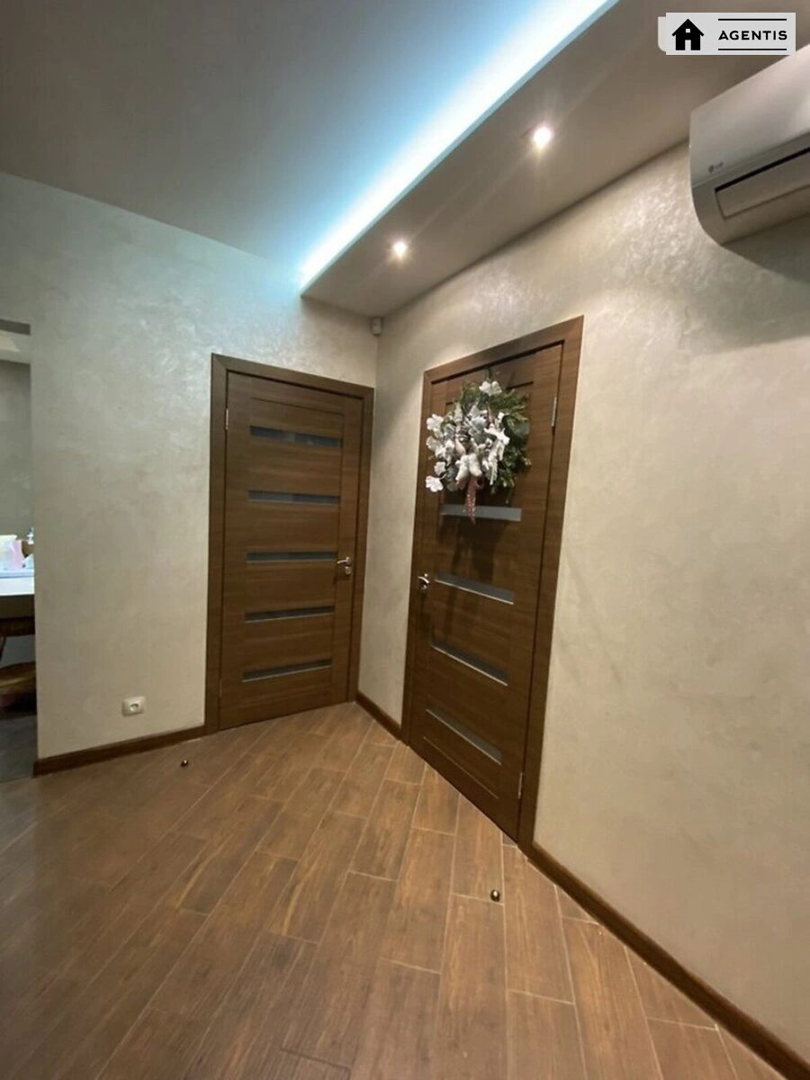 Сдам квартиру 3 комнаты, 72 m², 15 эт./16 этажей. 154, Харьковское 154, Киев. 