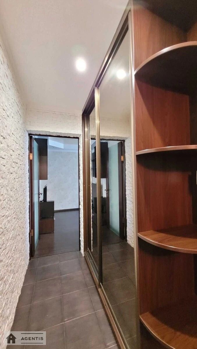 Сдам квартиру 2 комнаты, 47 m², 3 эт./9 этажей. Энтузиастов, Киев. 