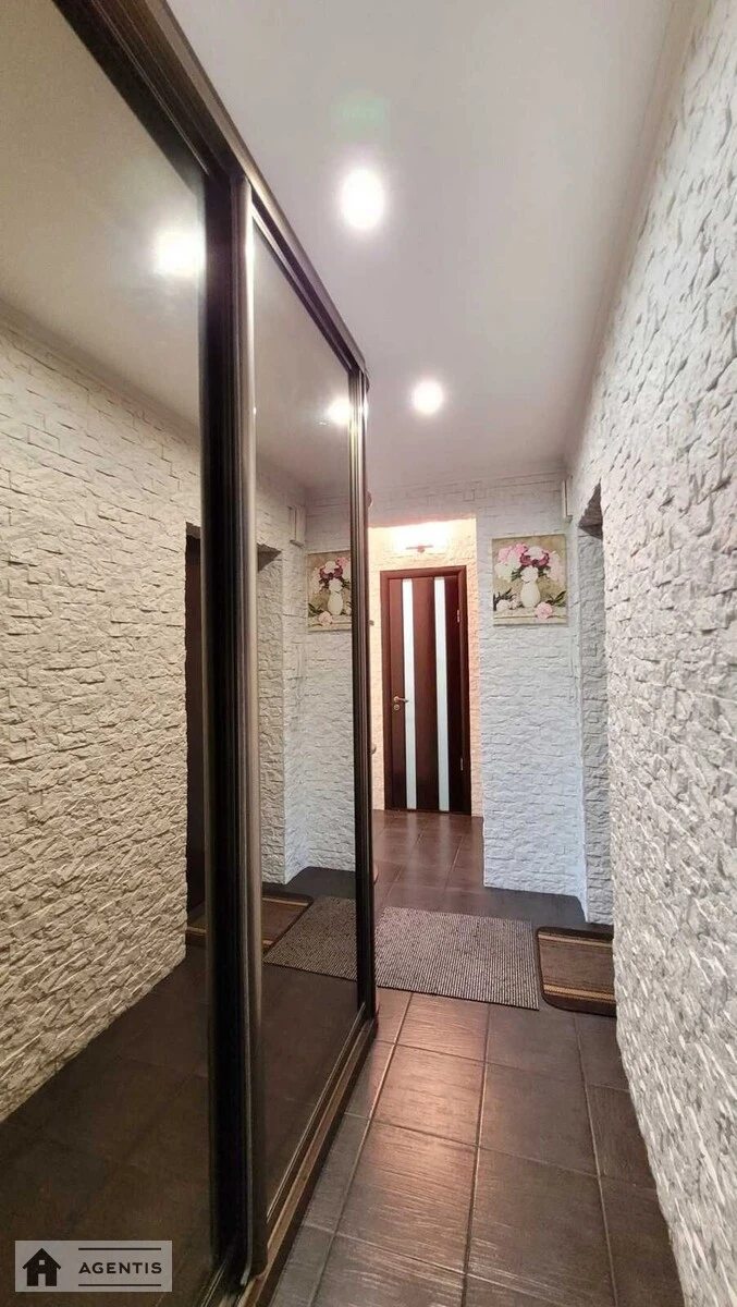 Сдам квартиру 2 комнаты, 47 m², 3 эт./9 этажей. Энтузиастов, Киев. 